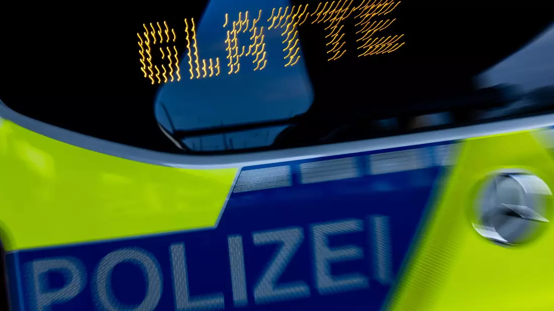Autofahrer sollten am Wochenende besonders vorsichtig sein. - Bild: Rolf Vennenbernd/dpa