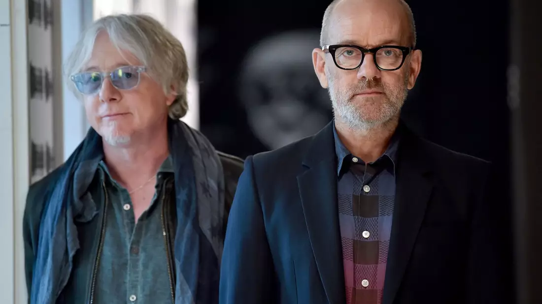 Superstar im Rentenalter: Stipe mit ex-R.E.M.-Bandkollege Mike Mills - Bild: Britta Pedersen/zb/dpa