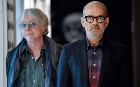 Superstar im Rentenalter: Stipe mit ex-R.E.M.-Bandkollege Mike Mills - Foto: Britta Pedersen/zb/dpa