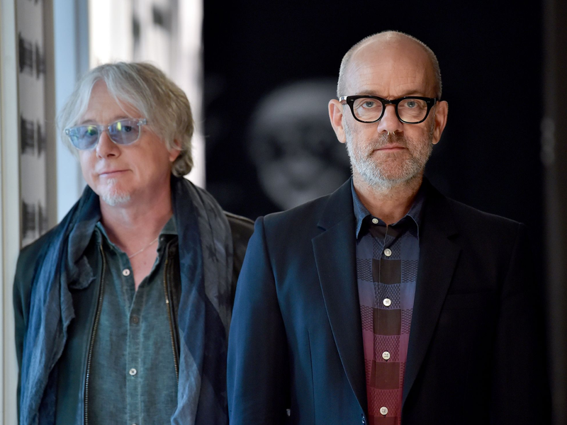 Superstar im Rentenalter: Stipe mit ex-R.E.M.-Bandkollege Mike Mills - Foto: Britta Pedersen/zb/dpa