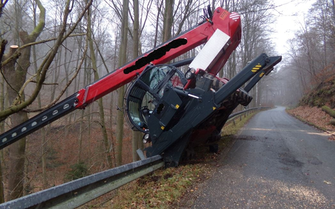 POL-HI: Forstmaschine kippt bei Arbeiten teilweise um - Umfangreiche Bergungsmaßnahmen erforderlich - - Foto: presseportal.de