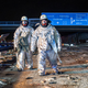 Überall Fische auf der Fahrbahn: Bei dem Unfall auf der A1 mussten Feuerwehrleute die Unfallstelle zunächst in speziellen Schutzanzügen sichern.  - Foto: JOTO/dpa