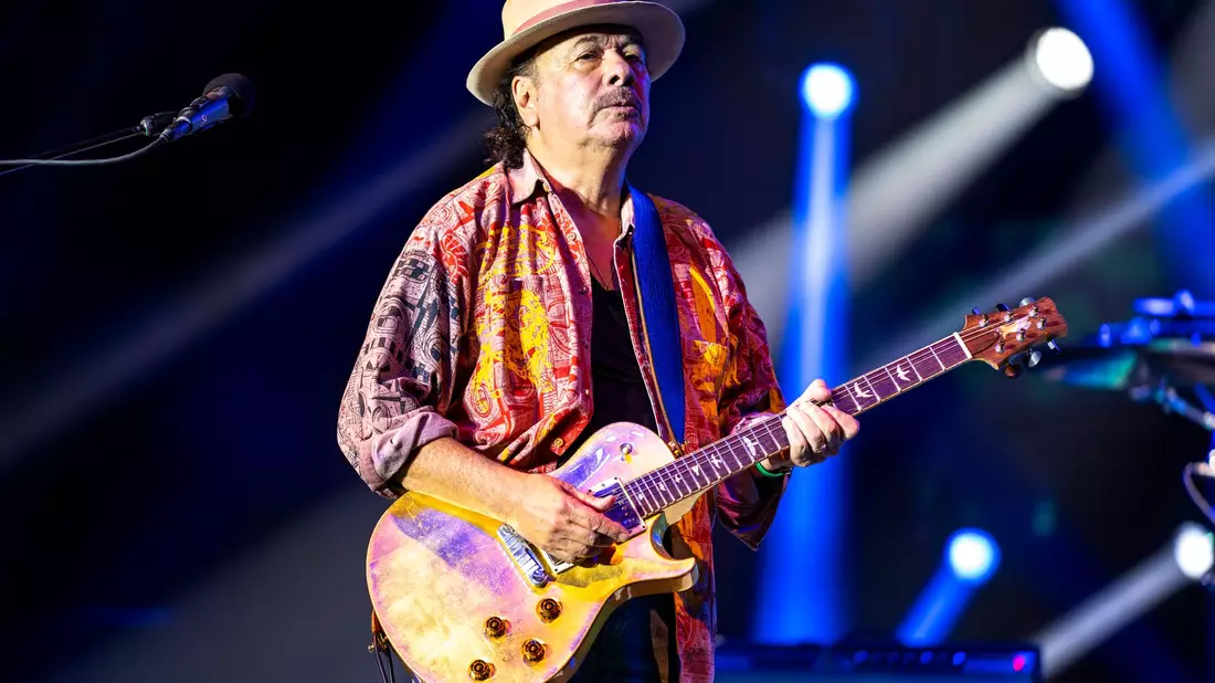 Seit Jahrzehnten tourt Carlos Santana um die Welt und veröffentlicht ein Album nach dem anderen. Nun muss er pausieren. (Archivbild) - Bild: Rob Grabowski/Invision/AP/dpa