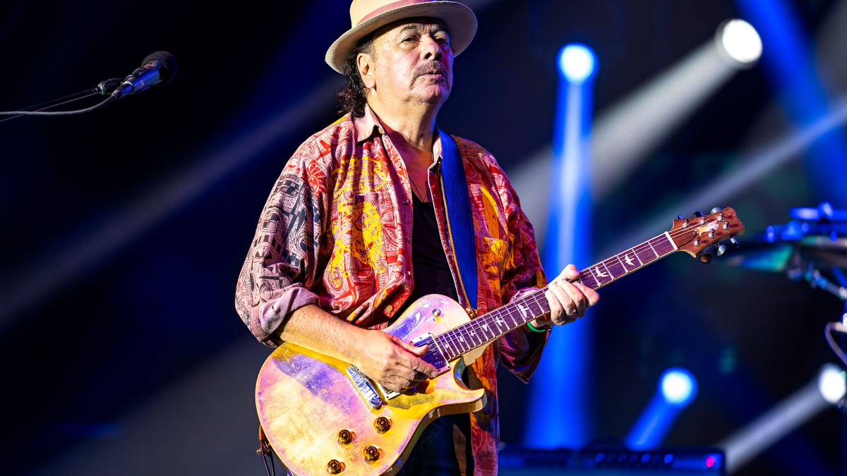 Seit Jahrzehnten tourt Carlos Santana um die Welt und veröffentlicht ein Album nach dem anderen. Nun muss er pausieren. (Archivbild) - Foto: Rob Grabowski/Invision/AP/dpa