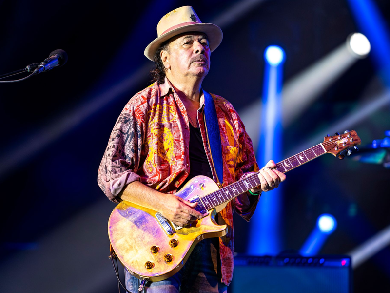 Seit Jahrzehnten tourt Carlos Santana um die Welt und veröffentlicht ein Album nach dem anderen. Nun muss er pausieren. (Archivbild) - Foto: Rob Grabowski/Invision/AP/dpa