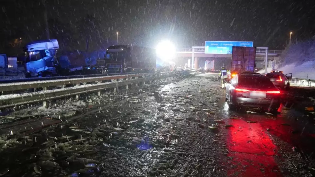POL-ROW: ++ Wintereinbruch führt zu mehreren Verkehrsunfällen im Landkreis Rotenburg ++ Schwerer Unfall auf der A1: Fischladung verteilt sich über beide Fahrbahnen ++ - Bild: presseportal.de