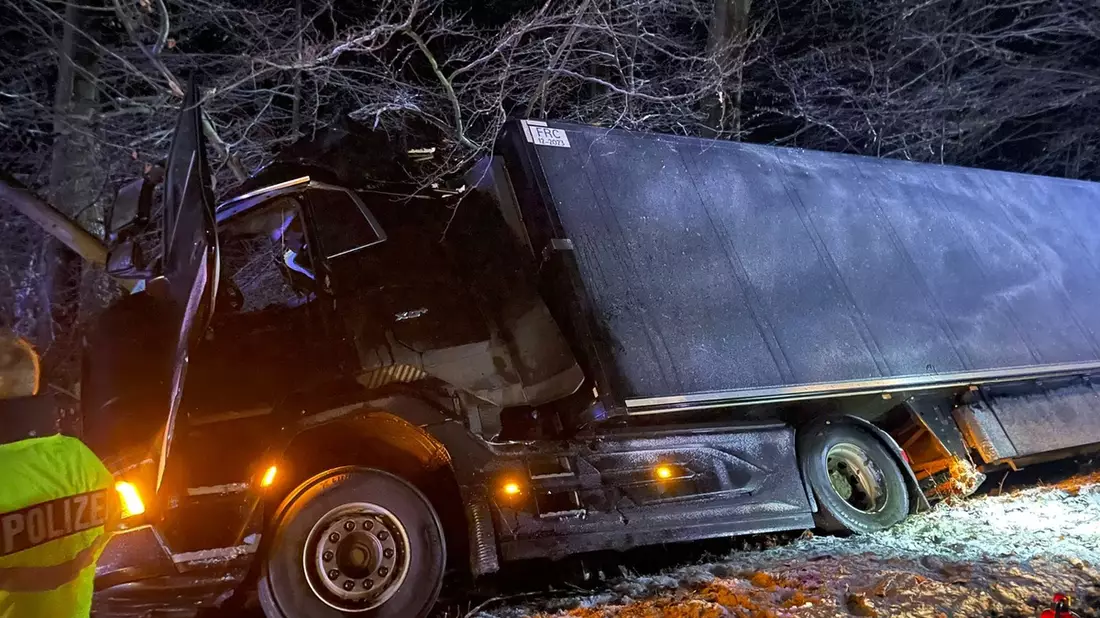 FW-ROW: LKW verunglückt auf Landesstraße - Bild: presseportal.de