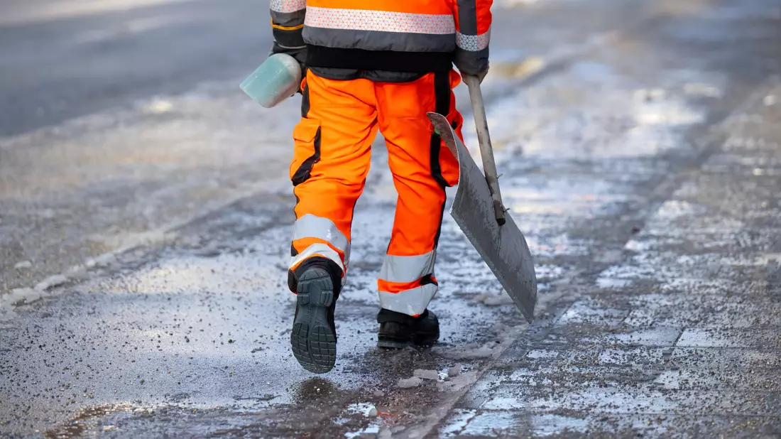 Eine von gefrierendem Regen gezeichnete Nacht steht in weiten Teilen Deutschlands bevor. Der Deutsche Wetterdienst warnt vor Glatteis. (Symbolbild) - Bild: Sven Hoppe/dpa