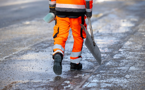 Eine von gefrierendem Regen gezeichnete Nacht steht in weiten Teilen Deutschlands bevor. Der Deutsche Wetterdienst warnt vor Glatteis. (Symbolbild) - Foto: Sven Hoppe/dpa