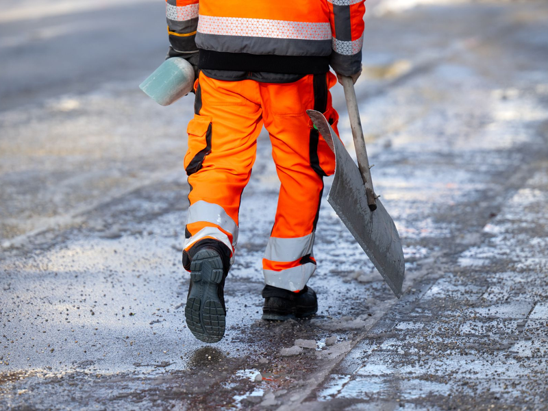 Eine von gefrierendem Regen gezeichnete Nacht steht in weiten Teilen Deutschlands bevor. Der Deutsche Wetterdienst warnt vor Glatteis. (Symbolbild) - Foto: Sven Hoppe/dpa