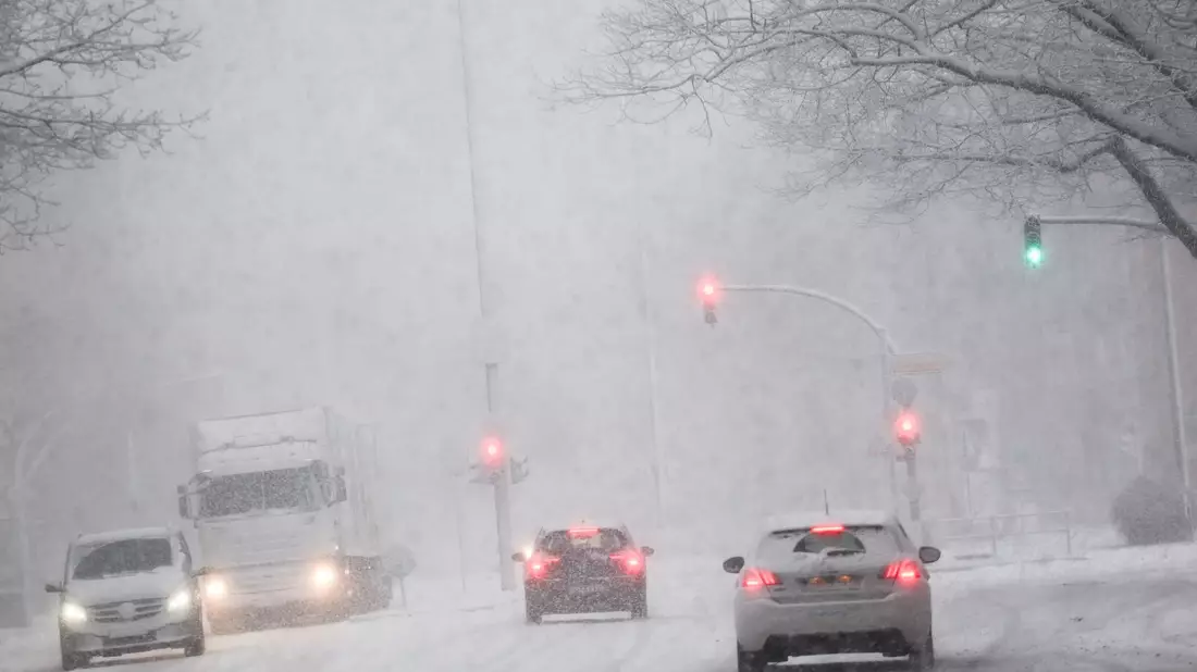 Schnee, Glätte und Kälte - der Wintereinbruch hat vielerorts in Deutschland den Verkehr behindert und Reisepläne durchkreuzt - Bild: Christian Charisius/dpa