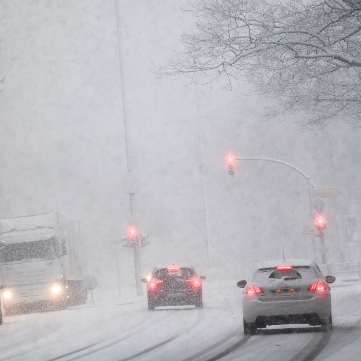 Schnee, Glätte und Kälte - der Wintereinbruch hat vielerorts in Deutschland den Verkehr behindert und Reisepläne durchkreuzt - Foto: Christian Charisius/dpa