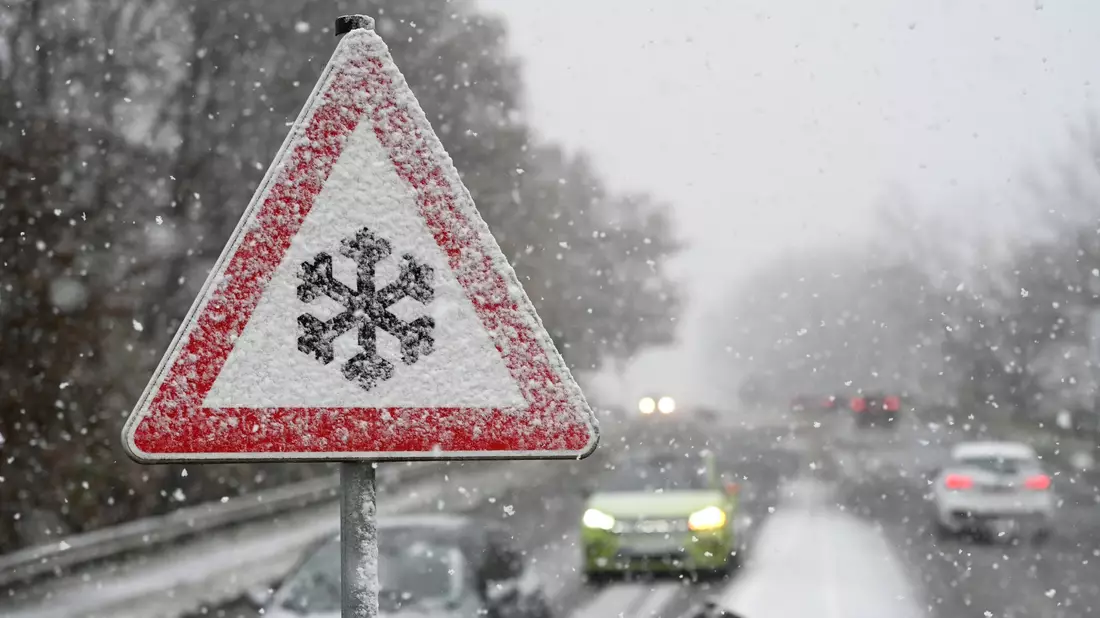 Der deutsche Wetterdienst warnt vor gefährlichem gefrierenden Regen, der zu Glatteis führen kann. - Bild: Lars Penning/dpa