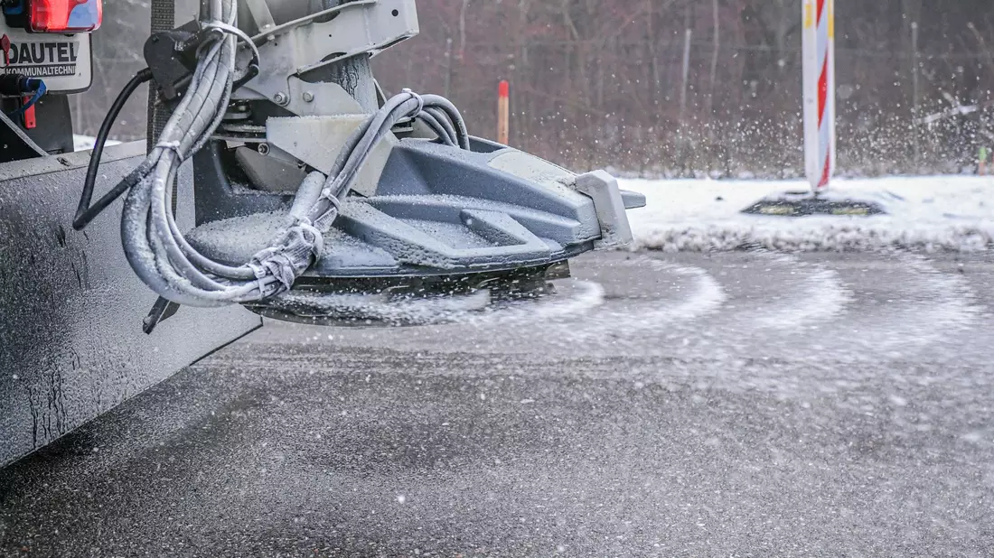 Ein Streufahrzeug auf der A7 im Einsatz. Laut Deutschem Wetterdienst sind Glatteis und starke Verkehrsbehinderungen zu erwarten. - Bild: Jason Tschepljakow/dpa
