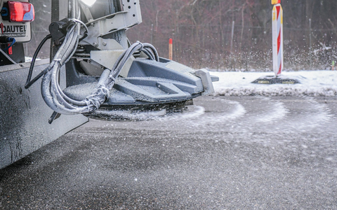 Ein Streufahrzeug auf der A7 im Einsatz. Laut Deutschem Wetterdienst sind Glatteis und starke Verkehrsbehinderungen zu erwarten. - Foto: Jason Tschepljakow/dpa