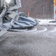 Ein Streufahrzeug auf der A7 im Einsatz. Laut Deutschem Wetterdienst sind Glatteis und starke Verkehrsbehinderungen zu erwarten. - Foto: Jason Tschepljakow/dpa