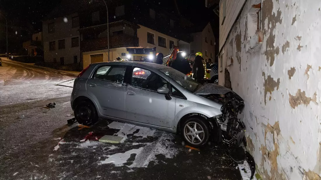 In Oberfranken war dieses Auto mit solcher Wucht gegen eine Hauswand gekracht, dass das leerstehende Gebäude jetzt mit einer Stützkonstruktion gesichert werden muss. - Bild: Steffen Ittig/NEWS5/dpa