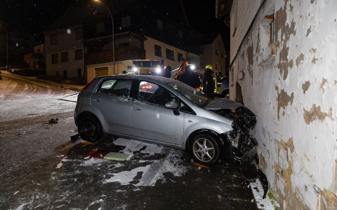In Oberfranken war dieses Auto mit solcher Wucht gegen eine Hauswand gekracht, dass das leerstehende Gebäude jetzt mit einer Stützkonstruktion gesichert werden muss. - Foto: Steffen Ittig/NEWS5/dpa