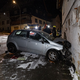 In Oberfranken war dieses Auto mit solcher Wucht gegen eine Hauswand gekracht, dass das leerstehende Gebäude jetzt mit einer Stützkonstruktion gesichert werden muss. - Foto: Steffen Ittig/NEWS5/dpa