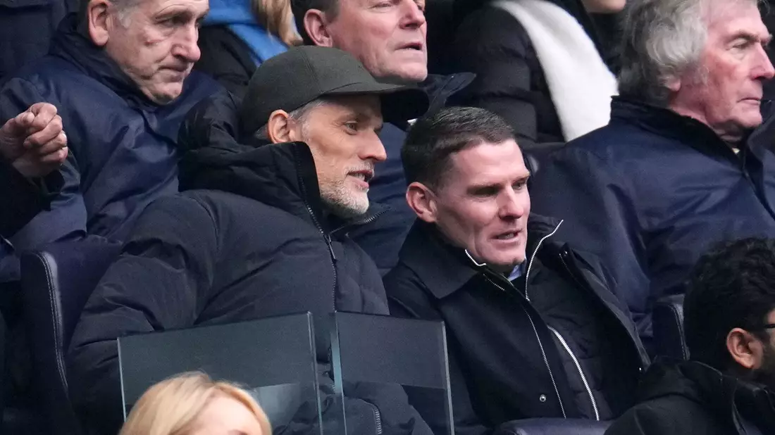 Trainer Thomas Tuchel (l) auf der Tribüne. - Bild: John Walton/PA Wire/dpa