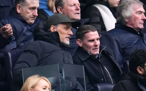 Trainer Thomas Tuchel (l) auf der Tribüne. - Foto: John Walton/PA Wire/dpa