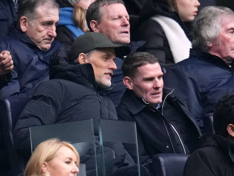 Trainer Thomas Tuchel (l) auf der Tribüne. - Foto: John Walton/PA Wire/dpa