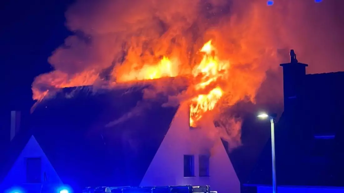 FW-Heiligenhaus: Dachstuhlbrand eines Mehrfamilienhauses - Bild: presseportal.de