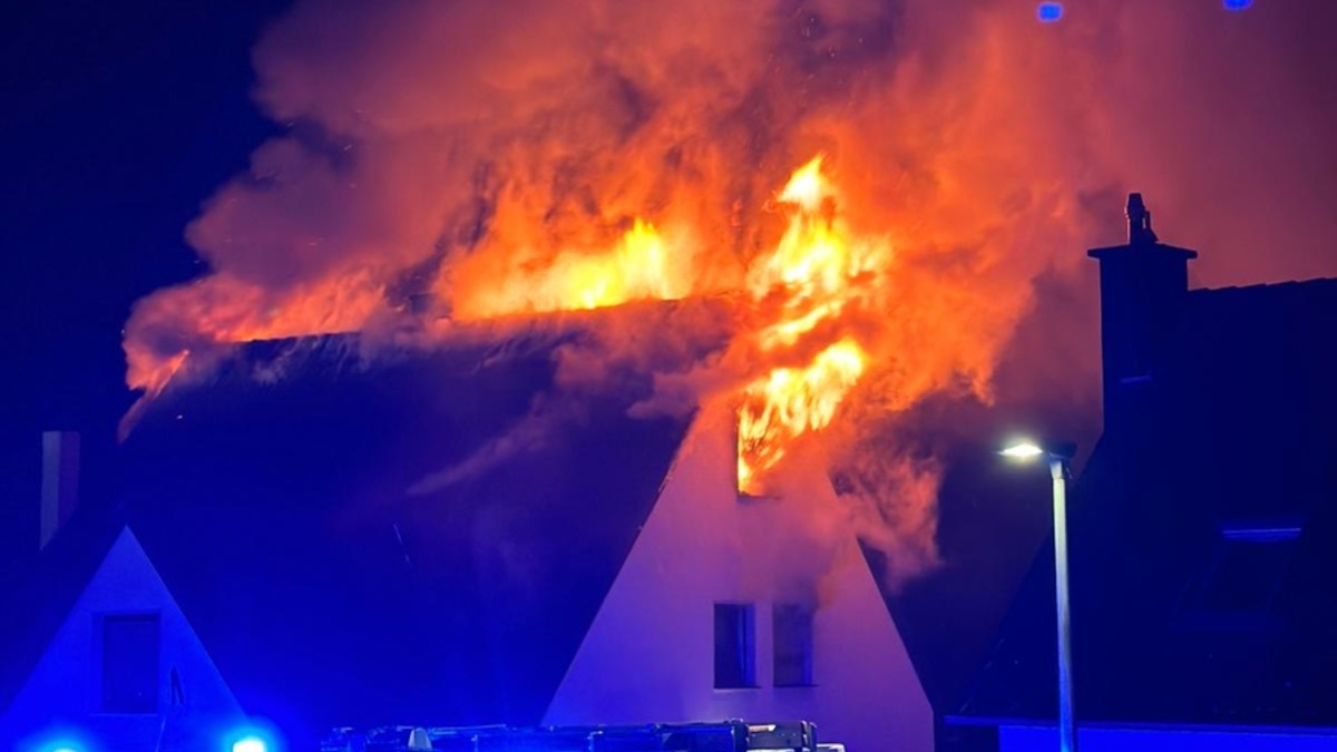FW-Heiligenhaus: Dachstuhlbrand eines Mehrfamilienhauses - Foto: presseportal.de
