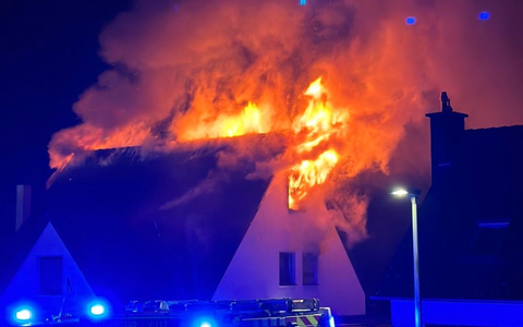 FW-Heiligenhaus: Dachstuhlbrand eines Mehrfamilienhauses - Foto: presseportal.de