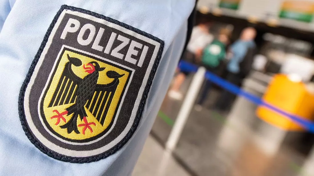 Die Polizei hat einen arabischen Influencer am Flughafen BER festgenommen. (Symbolbild) - Bild: Boris Roessler/dpa