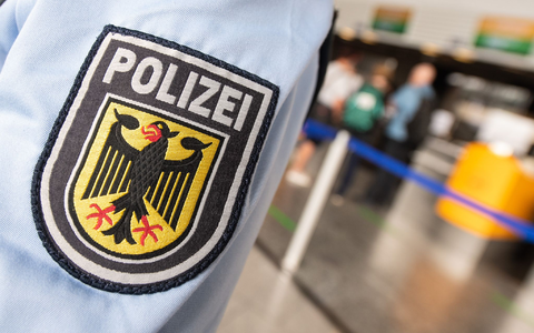 Die Polizei hat einen arabischen Influencer am Flughafen BER festgenommen. (Symbolbild) - Foto: Boris Roessler/dpa Die Polizei hat einen arabischen Influencer am Flughafen BER festgenommen. (Symbolbild) - Foto: Boris Roessler/dpa