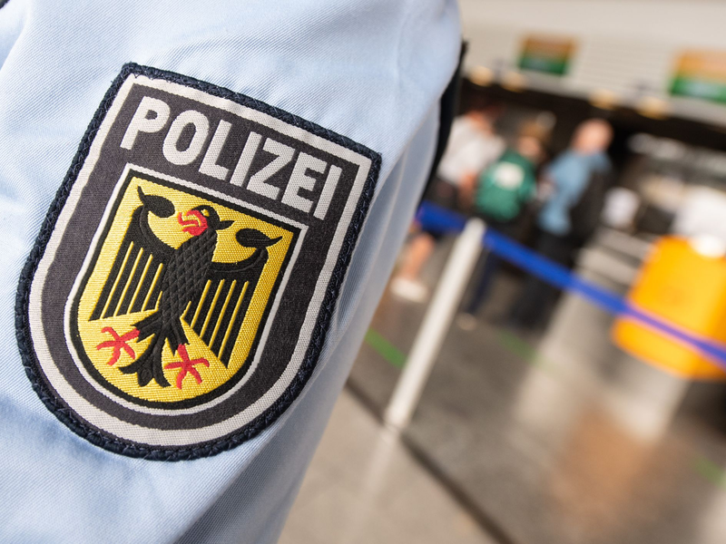 Die Polizei hat einen arabischen Influencer am Flughafen BER festgenommen. (Symbolbild) - Foto: Boris Roessler/dpa