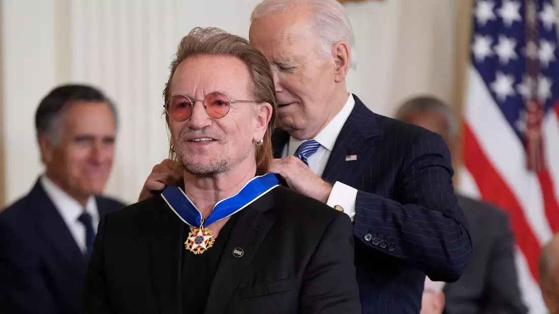 Auch der früheren US-Außenministerin Hillary Clinton legte Biden die Medaille um. - Bild: Manuel Balce Ceneta/AP/dpa