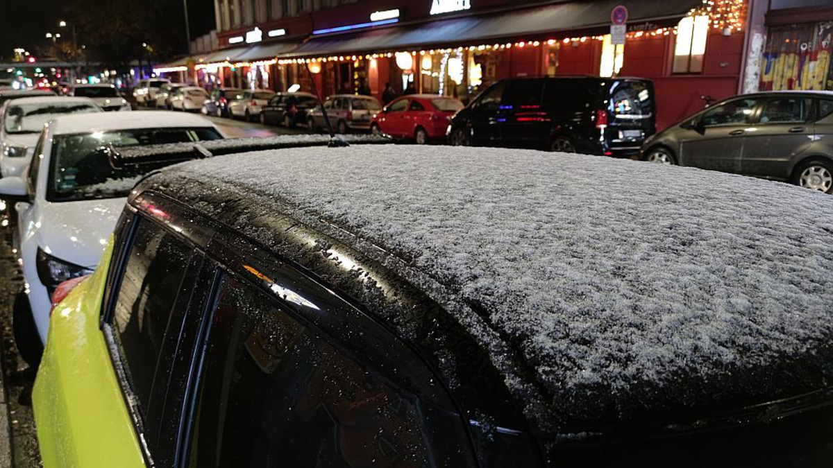 Schnee auf Autodach (Archiv) - Foto: über dts Nachrichtenagentur