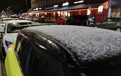 Schnee auf Autodach (Archiv) - Foto: über dts Nachrichtenagentur