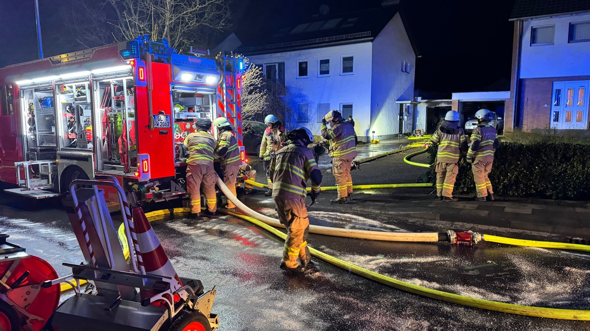 FW-GL: Fünf Paralleleinsätze forderten Feuerwehr und Rettungsdienst am Samstagabend - Elektrofahrzeug brennt in Garage - Foto: presseportal.de