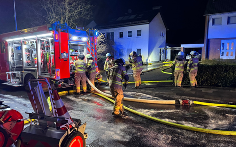 FW-GL: Fünf Paralleleinsätze forderten Feuerwehr und Rettungsdienst am Samstagabend - Elektrofahrzeug brennt in Garage - Foto: presseportal.de