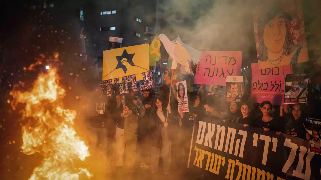 Geisel-Angehörige und andere Demonstranten fordern ein Ende des Gaza-Kriegs. (Archivbild) - Bild: Ilia Yefimovich/dpa