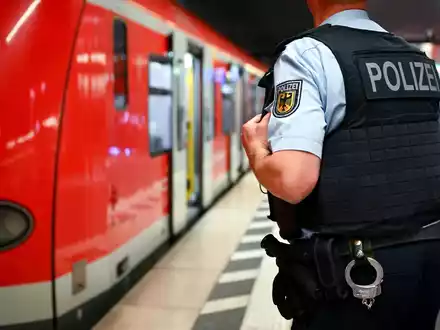 Die Zahl der Übergriffe auf Bahn-Mitarbeiter ist 2024 gestiegen. (Archivbild) - Foto: Sven Hoppe/dpa