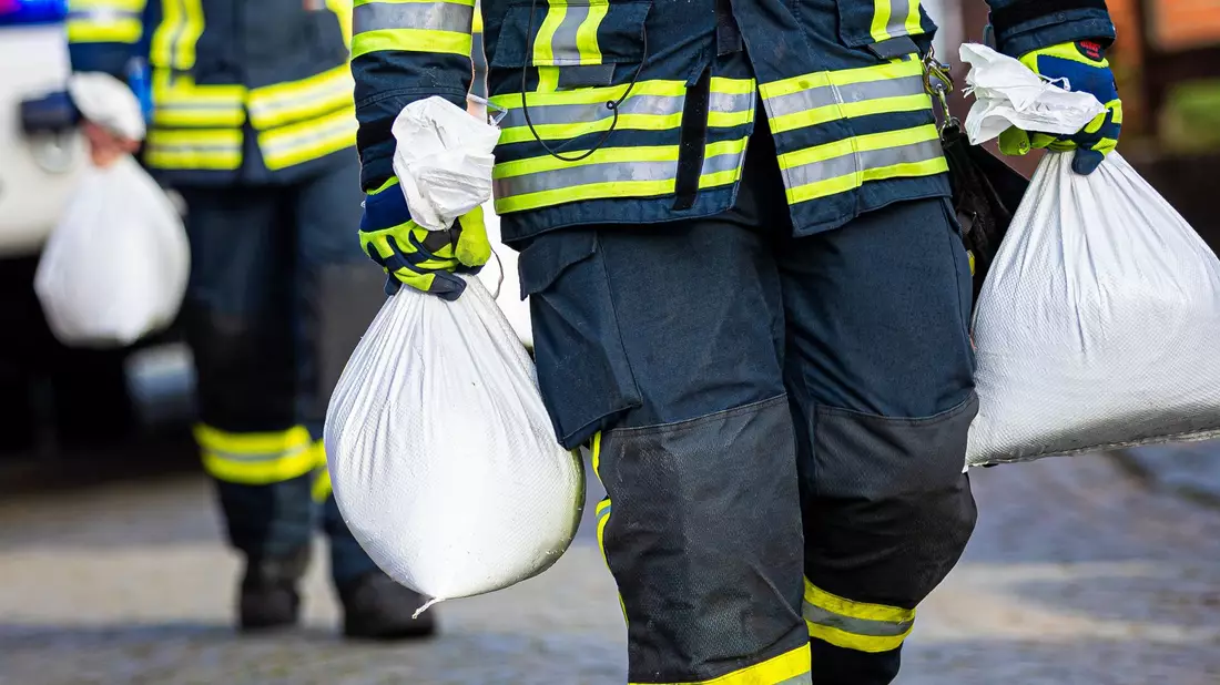 Feuerwehren rufen die Bevölkerung dazu auf, sich besser auf Naturkatastrophen vorzubereiten. (Archivbild) - Bild: Moritz Frankenberg/dpa