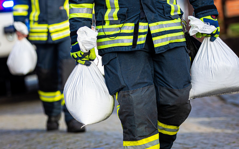 Feuerwehren rufen die Bevölkerung dazu auf, sich besser auf Naturkatastrophen vorzubereiten. (Archivbild) - Foto: Moritz Frankenberg/dpa