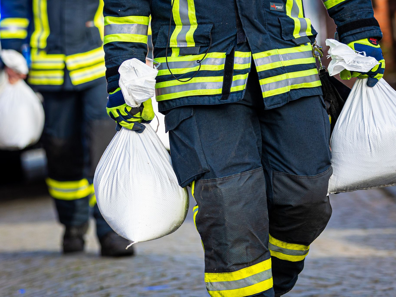 Feuerwehren rufen die Bevölkerung dazu auf, sich besser auf Naturkatastrophen vorzubereiten. (Archivbild) - Foto: Moritz Frankenberg/dpa