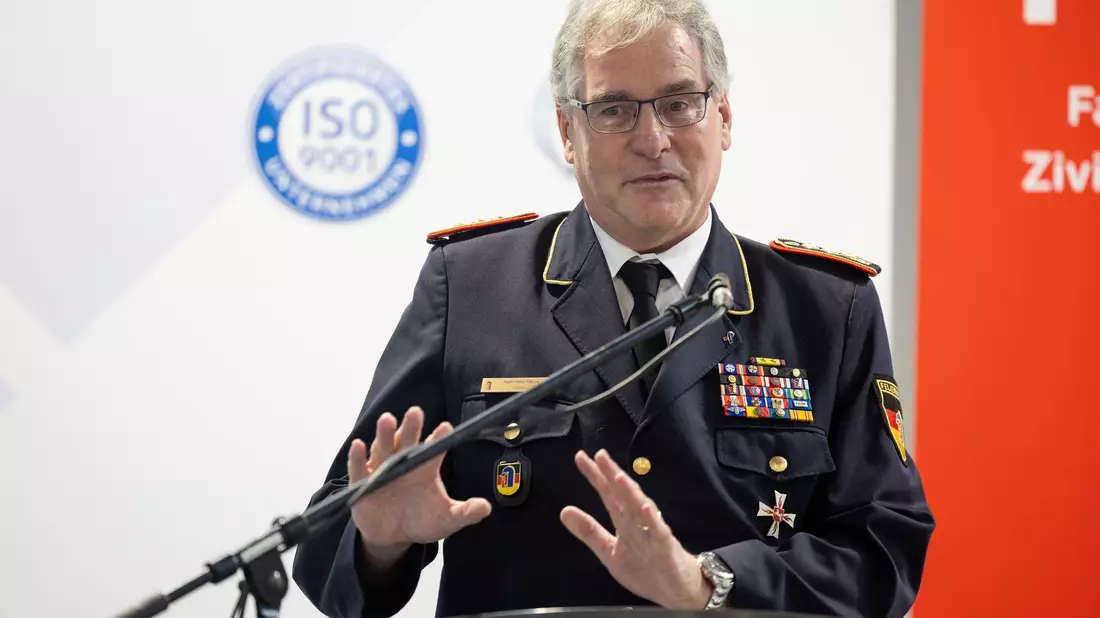 Der Chef des Feuerwehrverbandes, Karl-Heinz Banse, ruft dazu auf, Naturkatastrophen nicht auf die leichte Schulter zu nehmen. (Archivbild) - Bild: Daniel Schäfer/dpa/ZB
