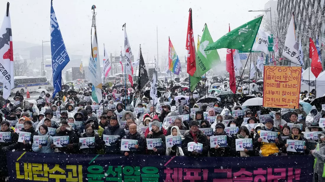 Seit Tagen gehen Gegner und Unterstützer Yoons immer wieder auf die Straße.  - Bild: Ahn Young-joon/AP/dpa