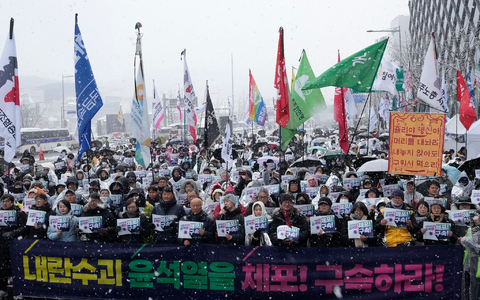 Seit Tagen gehen Gegner und Unterstützer Yoons immer wieder auf die Straße.  - Foto: Ahn Young-joon/AP/dpa