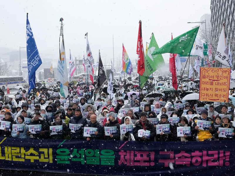 Seit Tagen gehen Gegner und Unterstützer Yoons immer wieder auf die Straße.  - Foto: Ahn Young-joon/AP/dpa