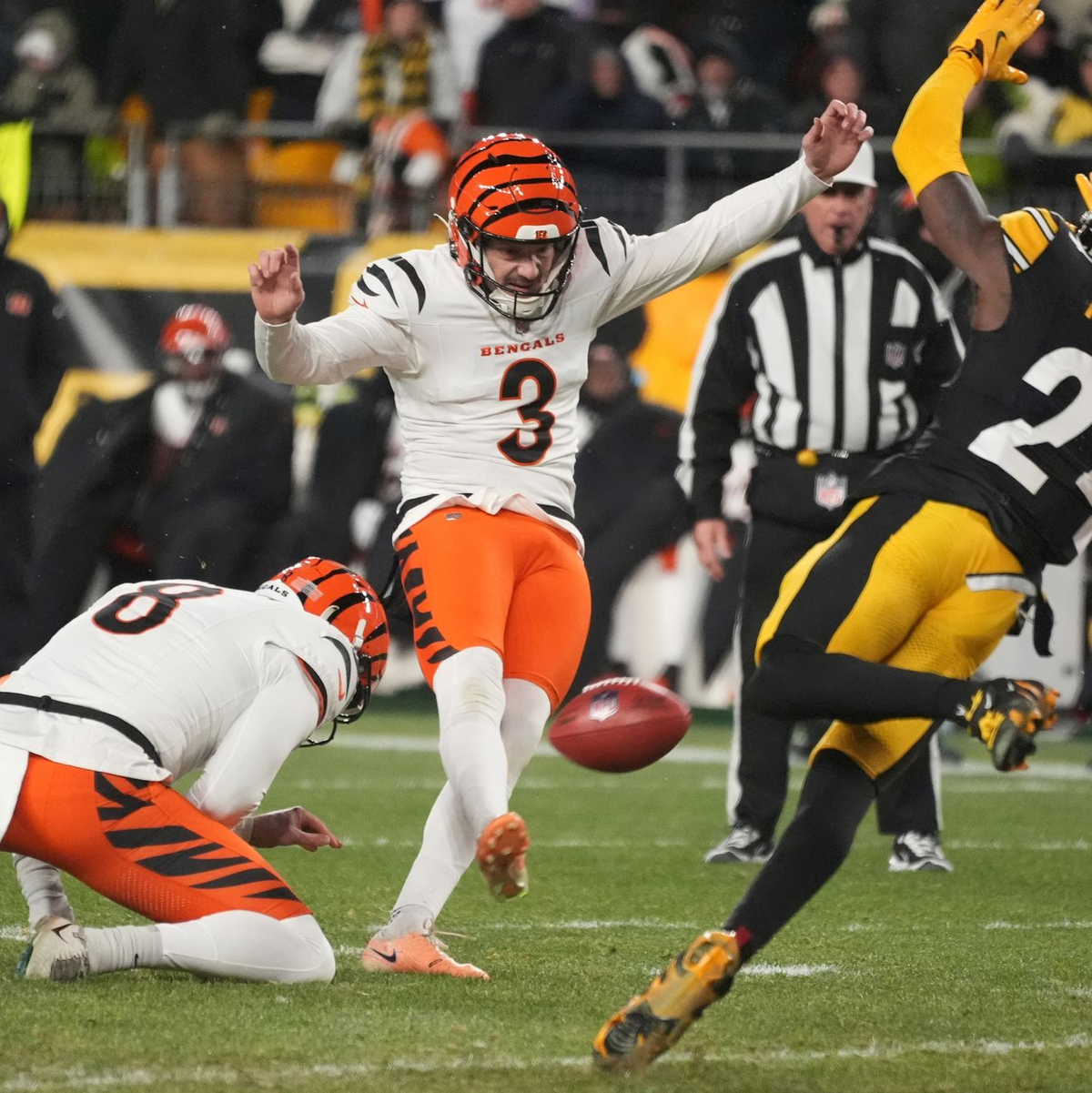 Bengals-Kicker Cade York verwandelte vier Field Goals. - Foto: Gene J. Puskar/AP/dpa