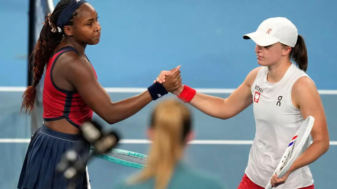 Iga Swiatek (r) gratuliert Coco Gauff (l) - das US-Team sichert sich den Titel im United Cup. - Bild: Rick Rycroft/AP/dpa