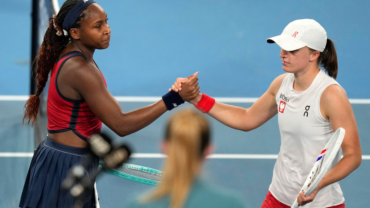 Iga Swiatek (r) gratuliert Coco Gauff (l) - das US-Team sichert sich den Titel im United Cup. - Foto: Rick Rycroft/AP/dpa