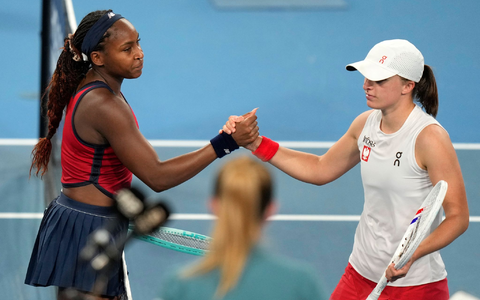 Iga Swiatek (r) gratuliert Coco Gauff (l) - das US-Team sichert sich den Titel im United Cup. - Foto: Rick Rycroft/AP/dpa Iga Swiatek (r) gratuliert Coco Gauff (l) - das US-Team sichert sich den Titel im United Cup. - Foto: Rick Rycroft/AP/dpa